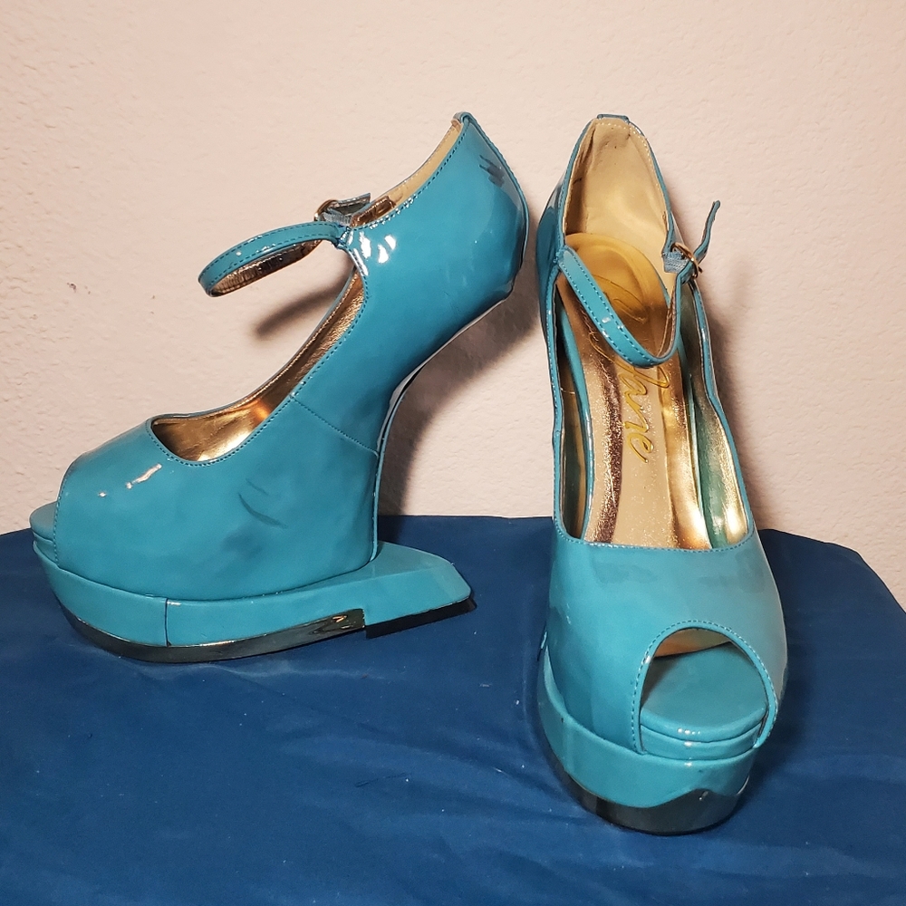 Teal heel-less heel